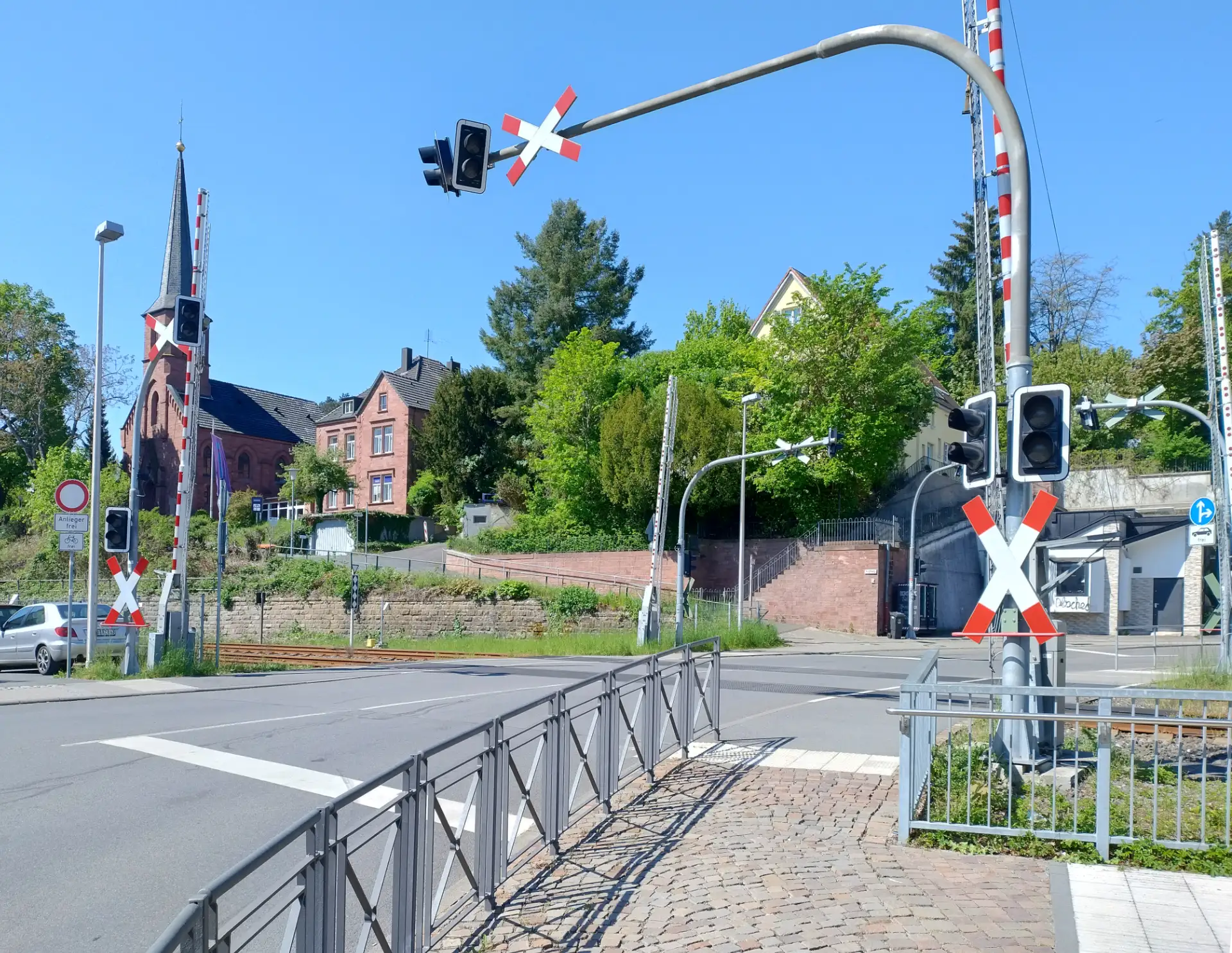 Bahnübergang Wellenbergstraße in Tauberbischofsheim Bahnübergang Wellenbergstraße in Tauberbischofsheim